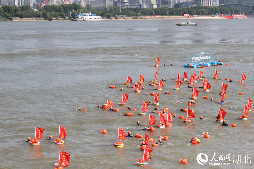 群眾方隊(duì)橫渡長(zhǎng)江。人民網(wǎng)記者 張沛攝