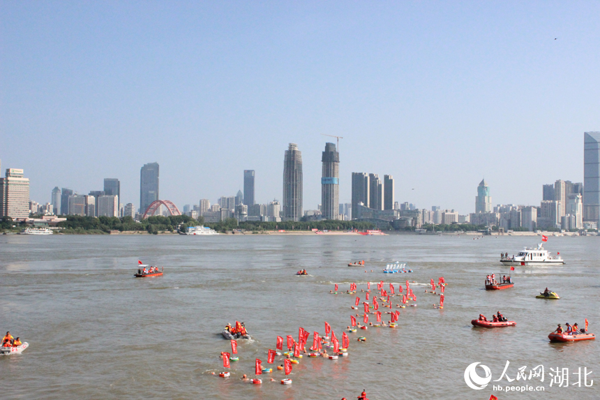 群眾方隊橫渡長江。人民網(wǎng)記者 張沛攝
