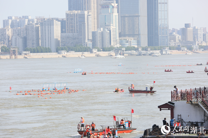 滔滔江面上，千人競渡長江。人民網(wǎng)記者 王郭驥攝
