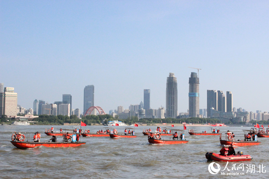 水上救援團(tuán)隊(duì)為渡江節(jié)保駕護(hù)航。人民網(wǎng)記者 張沛攝