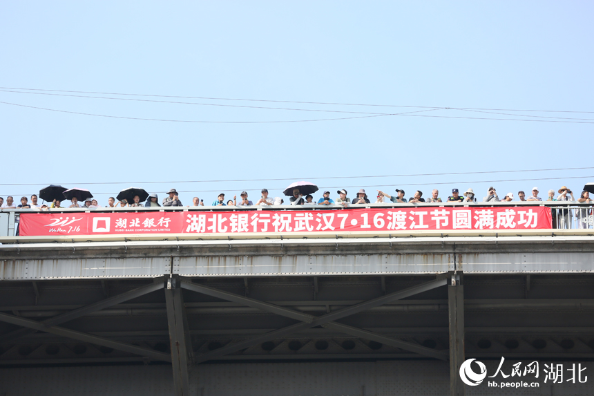 武漢長江大橋上，市民游客觀看橫渡長江。人民網(wǎng)記者 王郭驥攝