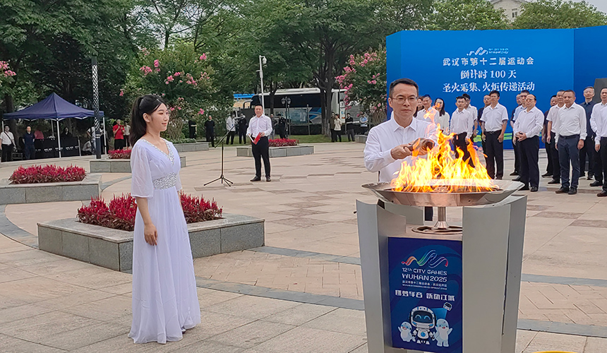 嵐圖汽車科技有限公司黨委書記秦捷點(diǎn)燃圣火。人民網(wǎng)記者 郭婷婷攝