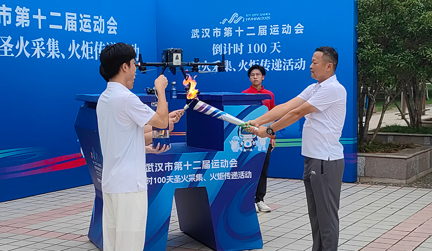 首棒火炬手常衛(wèi)魏將圣火傳給“九鳳”。人民網(wǎng)記者 郭婷婷攝