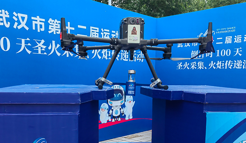 武漢最早原住民“九鳳”隨著搭載圣火的無(wú)人機(jī)一同升空。人民網(wǎng)記者 郭婷婷攝