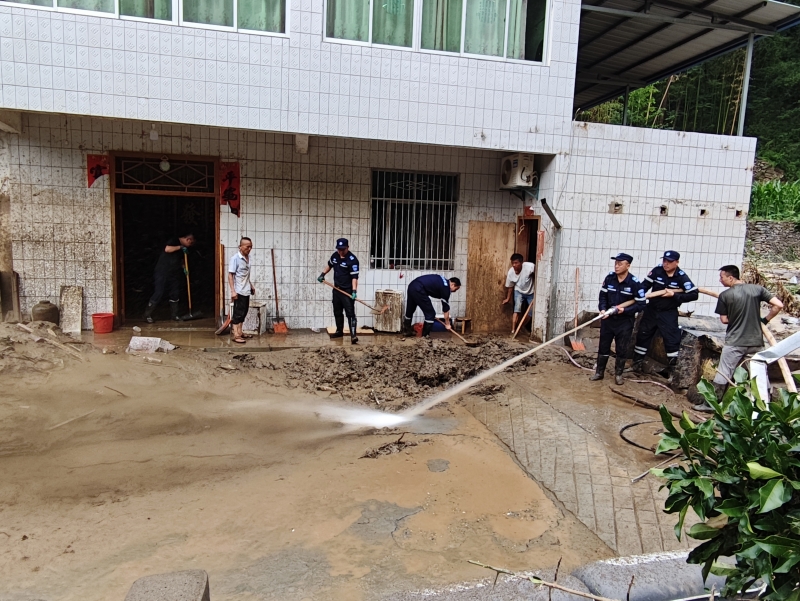 鄖西縣應(yīng)急管理局工作人員為受災(zāi)居民家中清淤消殺。劉彤?dāng)z