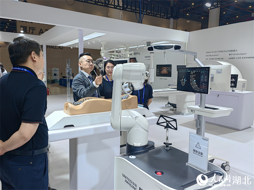 采購商正在觀看一體化骨科手術機器人演示如何為脊柱創(chuàng)傷病人手術。人民網記者 郭婷婷攝