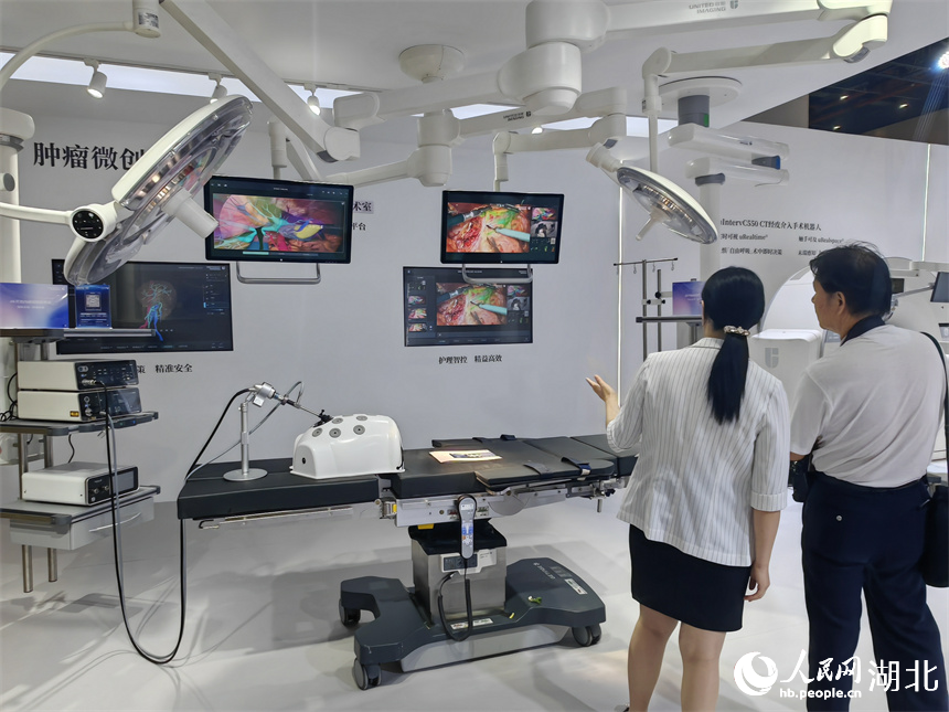 魔方智慧元手術(shù)室可以讓手術(shù)過程提效50%-60%。人民網(wǎng)記者 郭婷婷攝