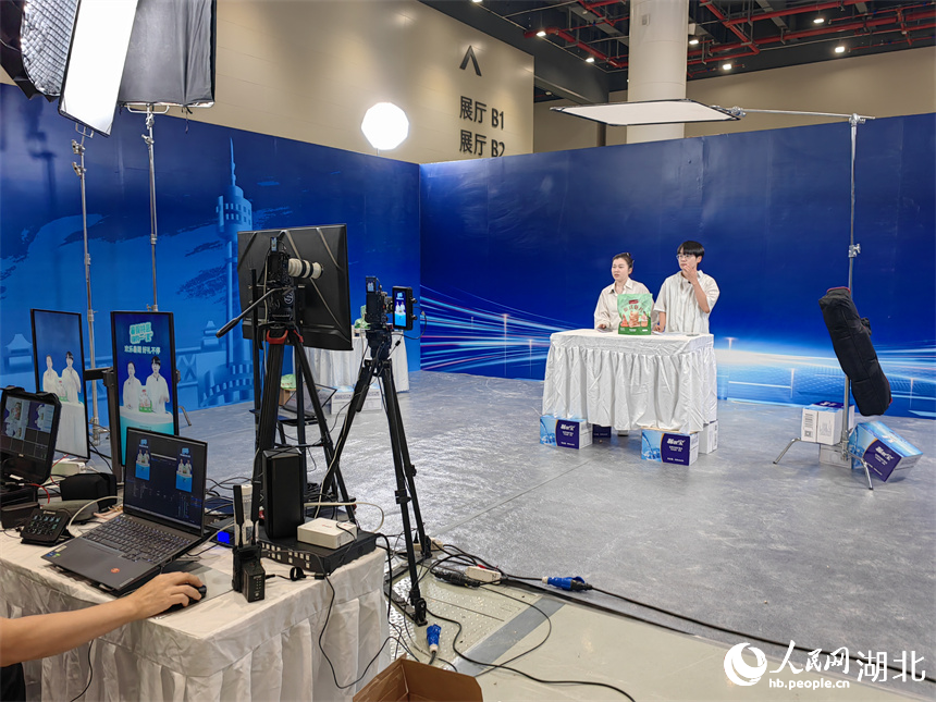 鄉(xiāng)村振興返鄉(xiāng)創(chuàng)業(yè)大學(xué)生在服博會(huì)現(xiàn)場(chǎng)直播帶貨。人民網(wǎng)記者 郭婷婷攝