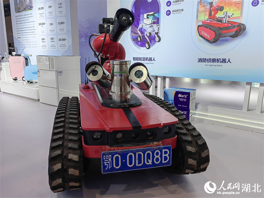 消防巡查機(jī)器人已經(jīng)在多地消防部門使用。人民網(wǎng)記者 郭婷婷攝