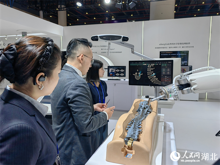 智能骨科中心配備的脊柱創(chuàng)傷一體化骨科手術(shù)機(jī)器人。人民網(wǎng)記者 郭婷婷攝