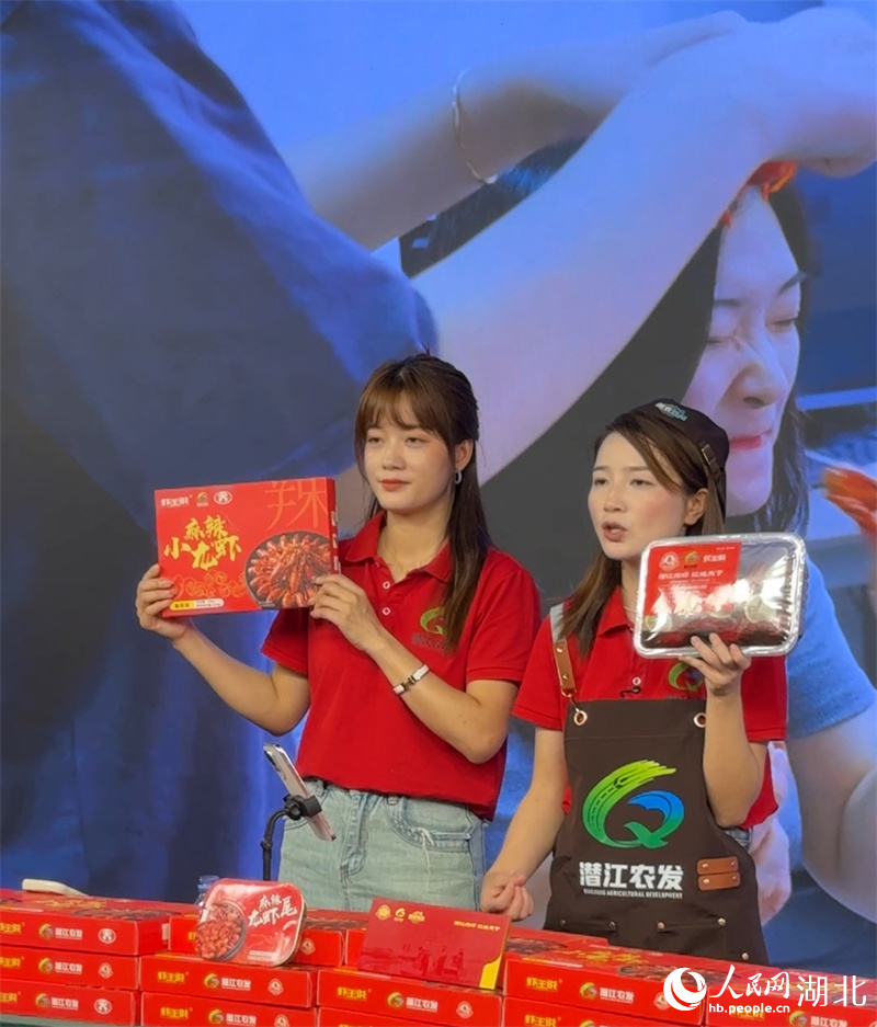主播正在售賣制作好的小龍蝦。人民網(wǎng)記者 張雋攝