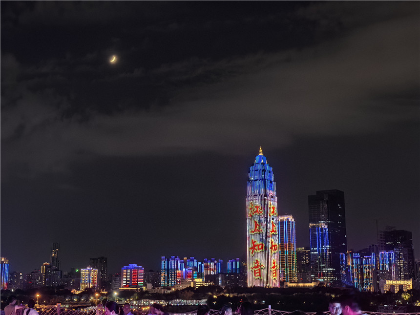 兩江四岸華燈璀璨。