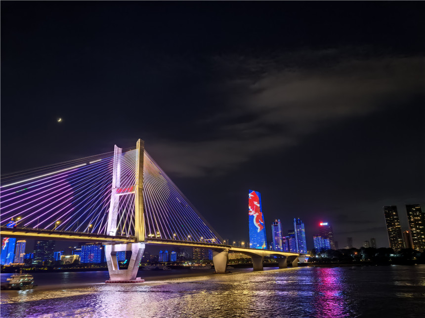 長江燈光秀，美輪美奐。