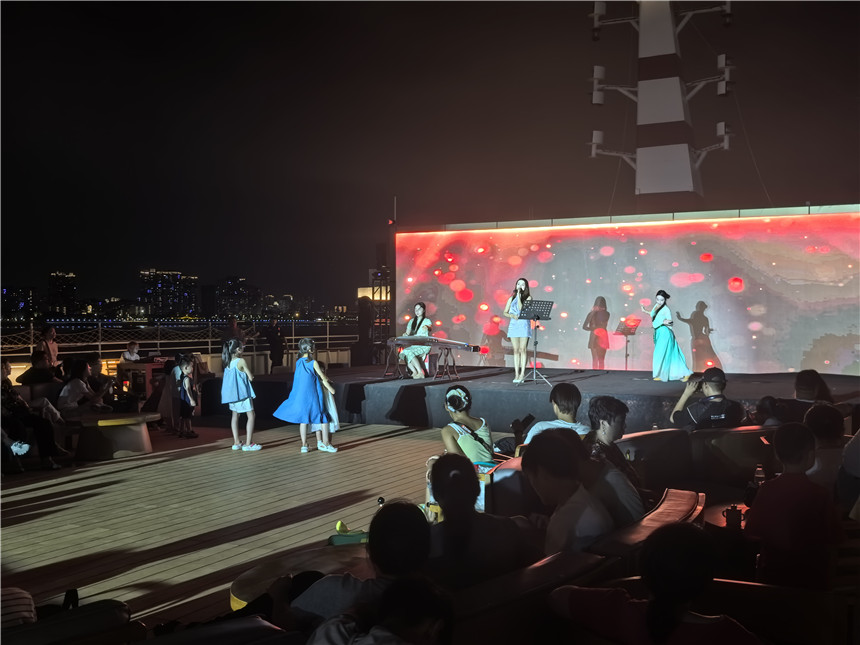 長(zhǎng)江甲板聲浪派對(duì)，氛圍熱烈。