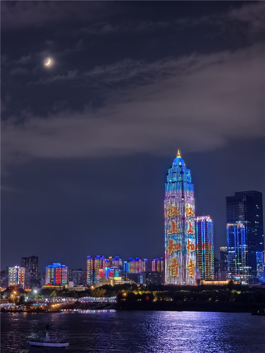長(zhǎng)江兩岸燈光秀，華燈璀璨。