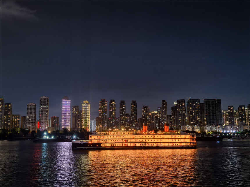 長(zhǎng)江游輪“知音號(hào)”夜色璀璨。