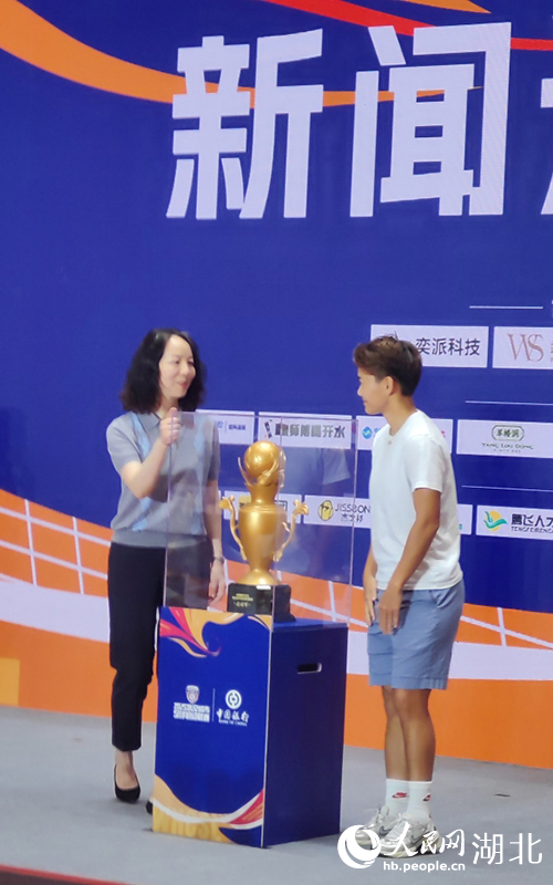 球星王霜和象征聯(lián)賽最高榮譽的超級杯一同亮相。人民網(wǎng)記者 郭婷婷攝