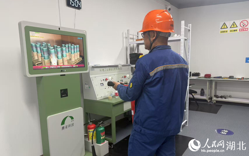 考生正在進(jìn)行低壓電工滅火實(shí)操考試。人民網(wǎng)記者 張沛攝