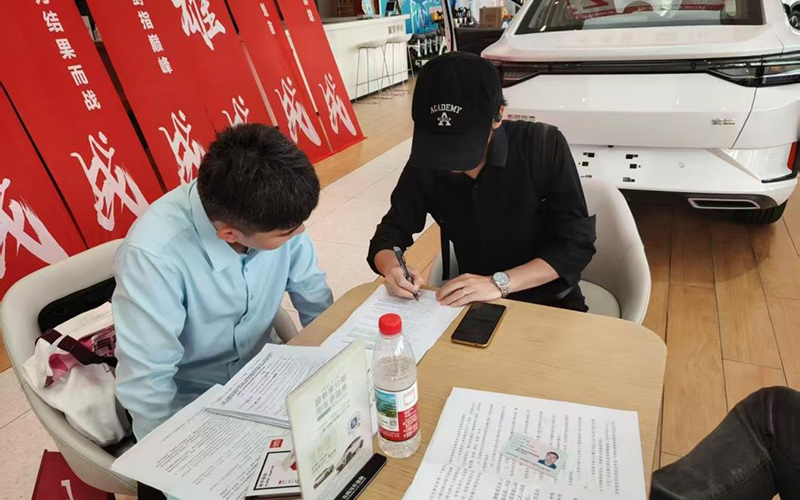 政府消費券點燃購車熱情。