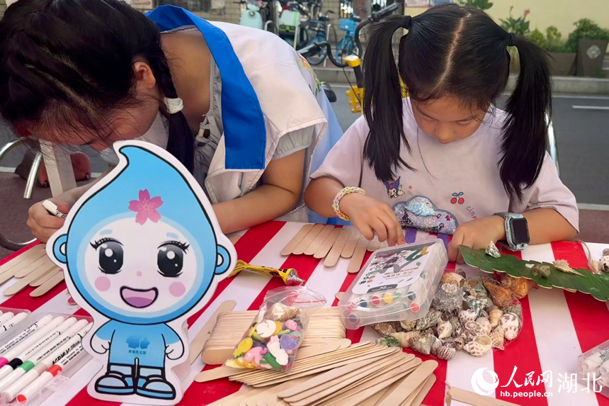 志愿者和小朋友利用廢棄物做手工。