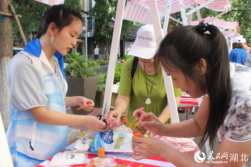 市民體驗(yàn)用廢舊材料制作手工藝品。