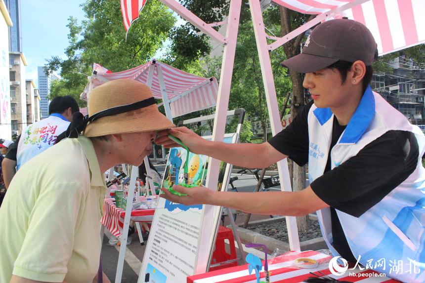 市民體驗(yàn)風(fēng)力發(fā)電裝置。