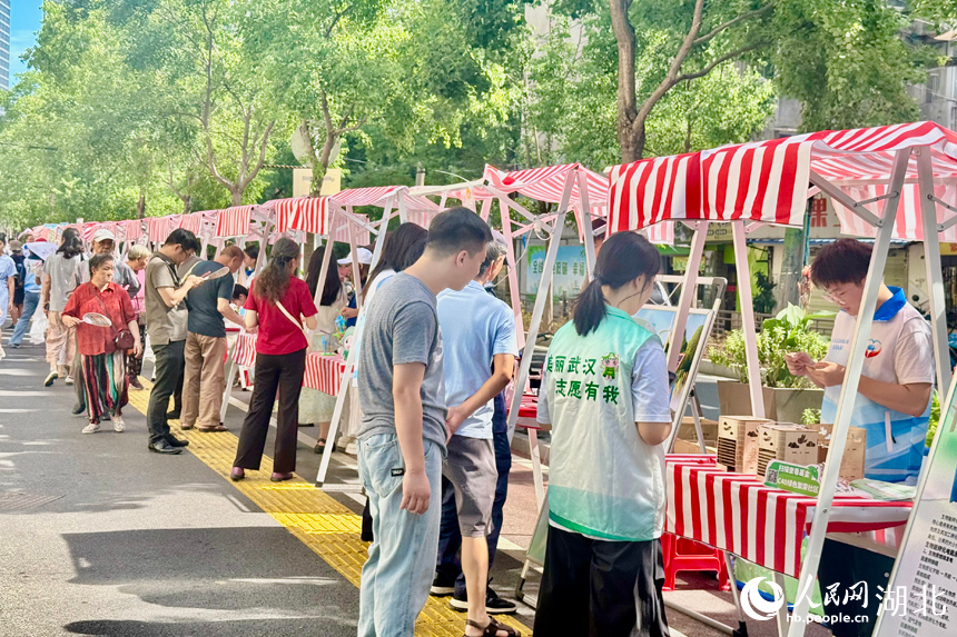 低碳公益集市吸引眾多市民參與。