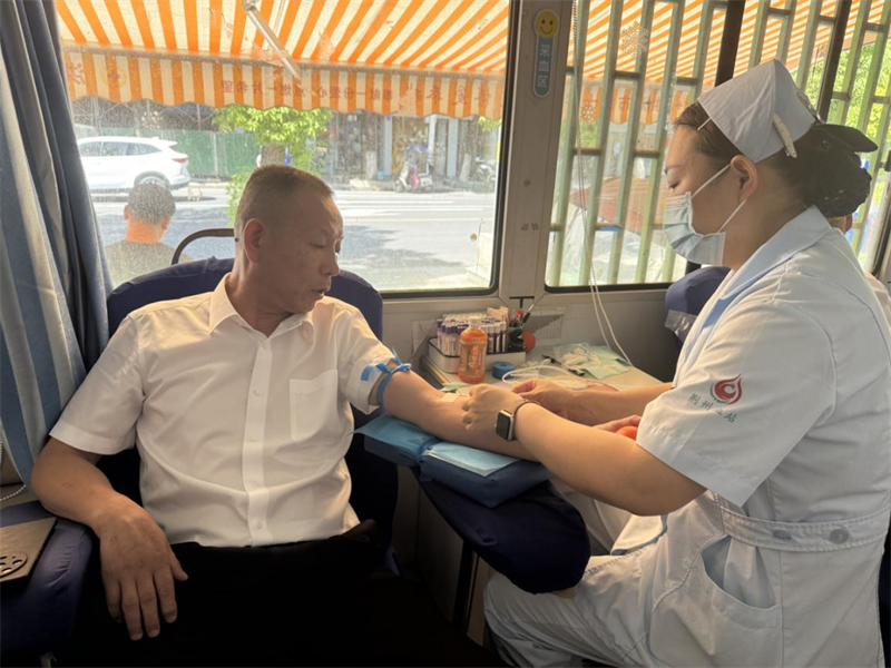 洪湖煙草黨員彭開勝正在獻(xiàn)血