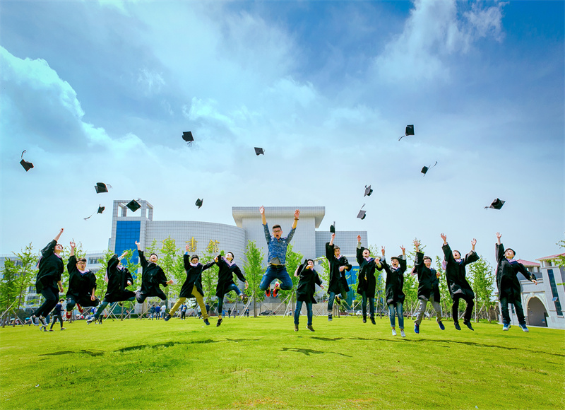 畢業(yè)生合影。