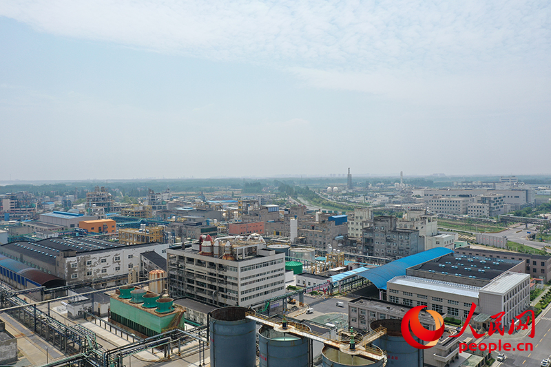 江漢鹽化工業(yè)園內(nèi)縱橫交錯的管道。人民網(wǎng)記者 王曉嘯攝