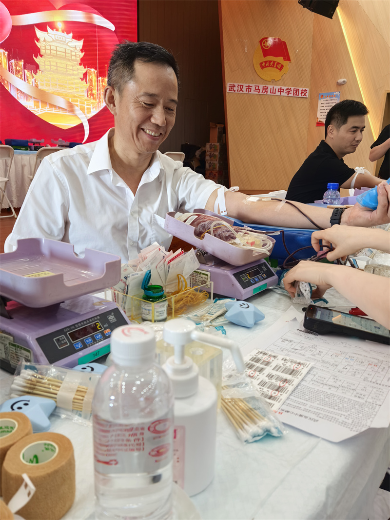 劉翰蓀正在獻(xiàn)血。密莎攝