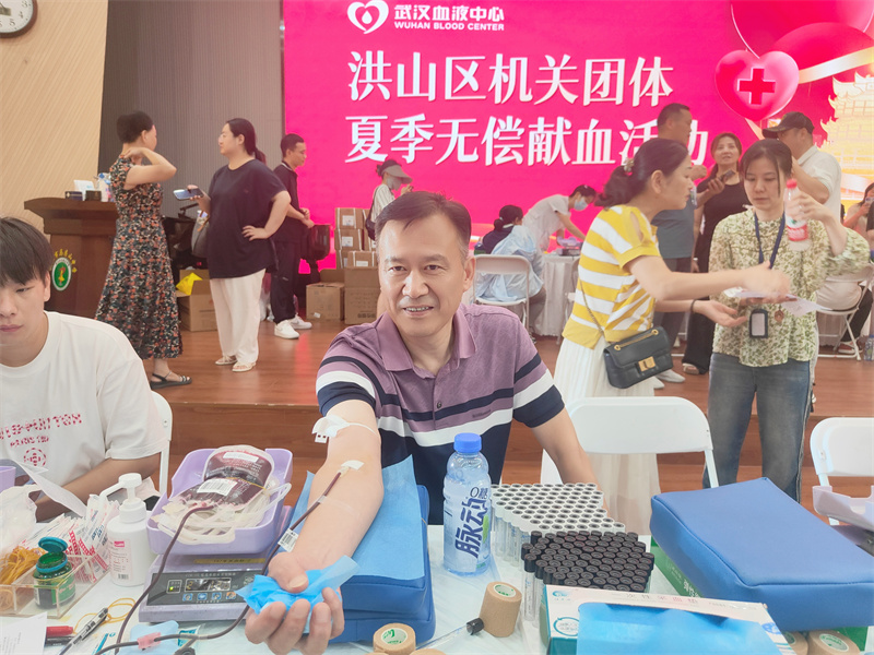 陶誠正在獻(xiàn)血。肖莉嬌攝