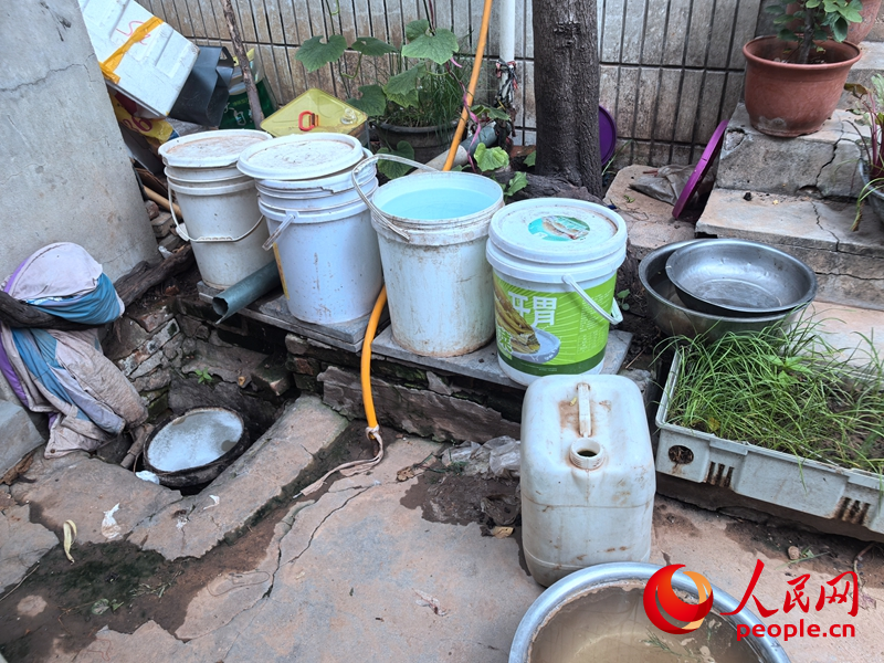 居民家中大大小小的儲水桶、盆。人民網(wǎng) 戴澤鑫攝