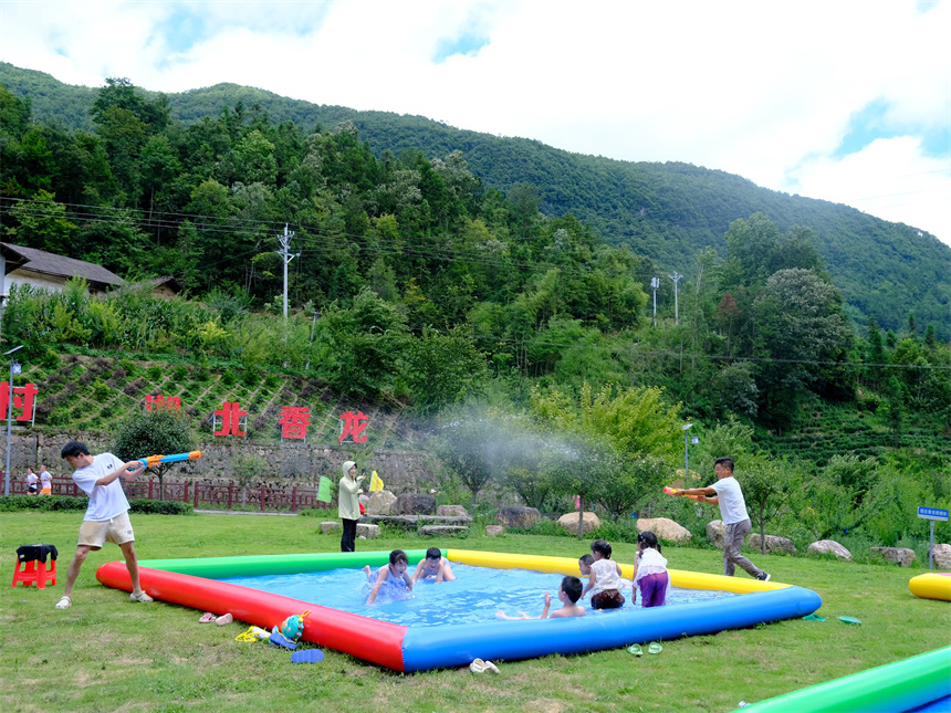 香龍山鄉(xiāng)煙火暖 融合發(fā)展促振興