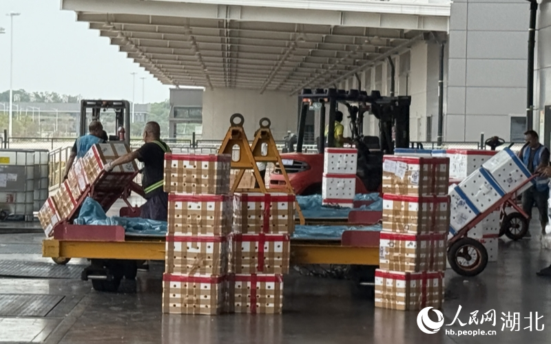 工作人員正在裝卸從印度加爾各答運(yùn)來的青蟹。人民網(wǎng)記者 張雋攝