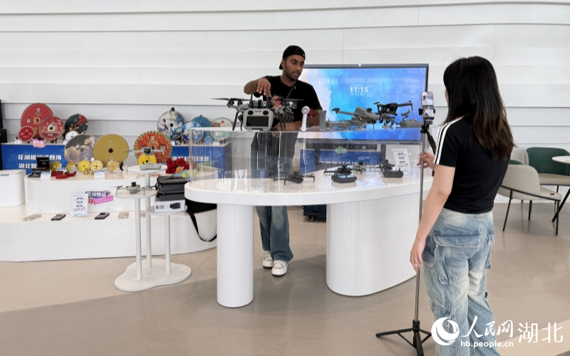 洋主播在直播帶貨。人民網(wǎng)記者 張雋攝