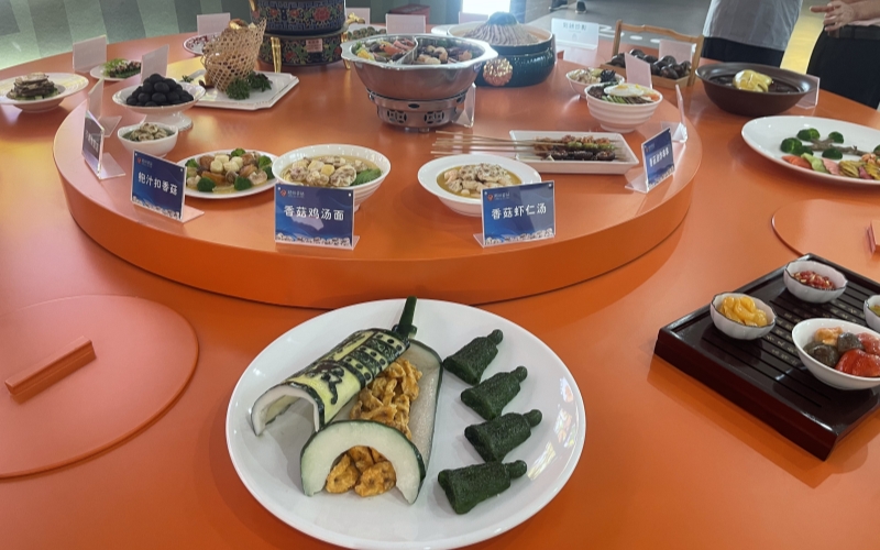 與香菇相關(guān)的菜品。周倩文攝