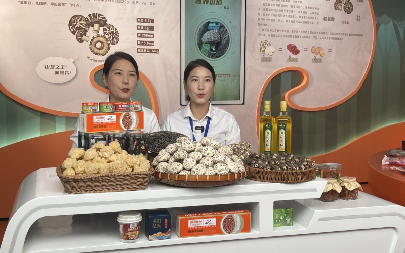 主播在直播售賣(mài)香菇和相關(guān)產(chǎn)品。周倩文攝