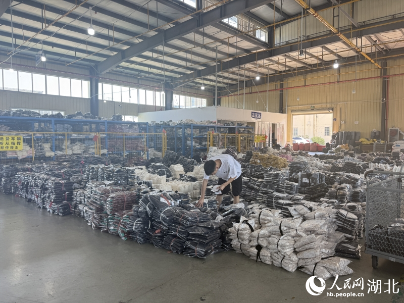 萊依窕服飾廠房里等待發(fā)貨的衣服。人民網(wǎng)記者 張雋