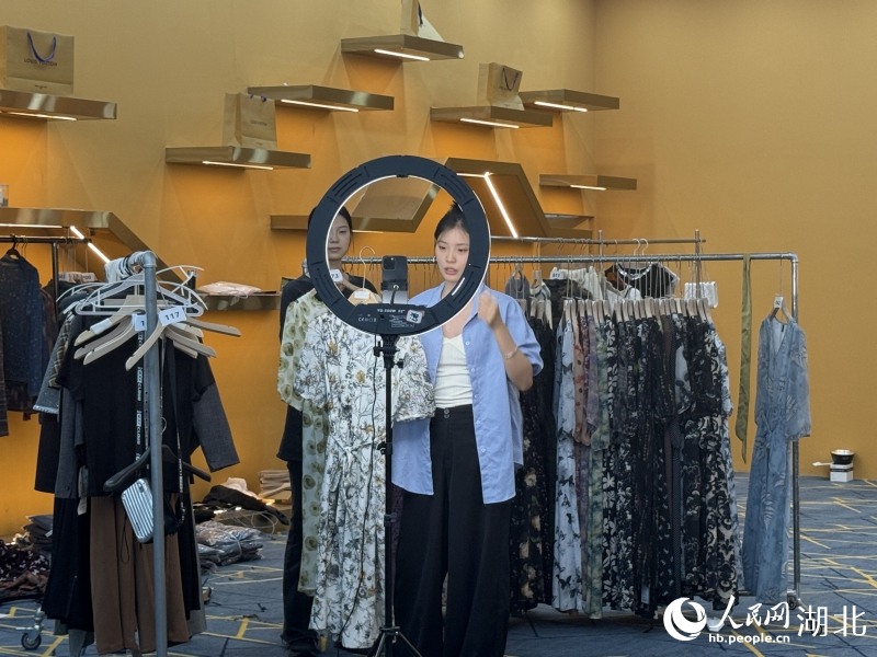 中國（天門）服裝電商城的直播間。人民網(wǎng)記者 張雋攝