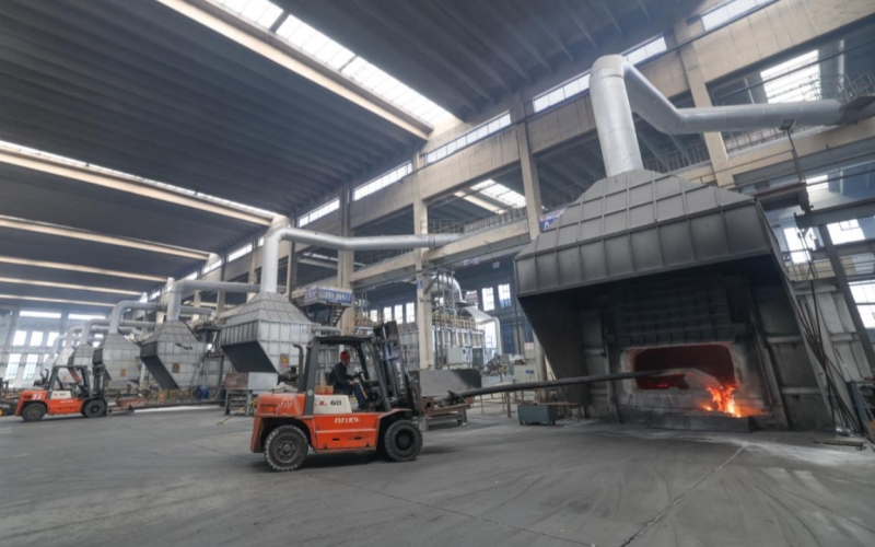 順博鋁合金湖北有限公司熔鑄生產(chǎn)車間內(nèi)，工人正在緊鑼密鼓地工作。襄陽市宣傳部供圖