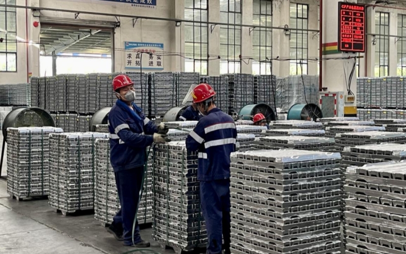 工人正在整齊碼放鍛造好的鋁錠。李洋攝