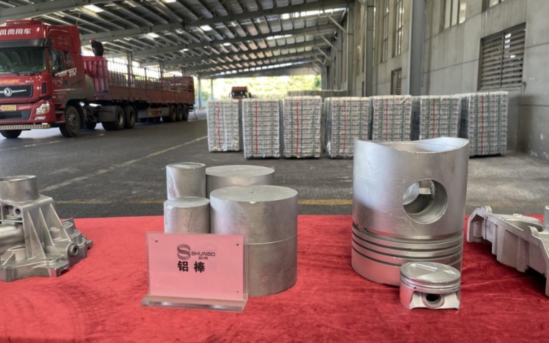 廢舊鋁材“變身”為鋁棒等熱銷產(chǎn)品。李洋攝