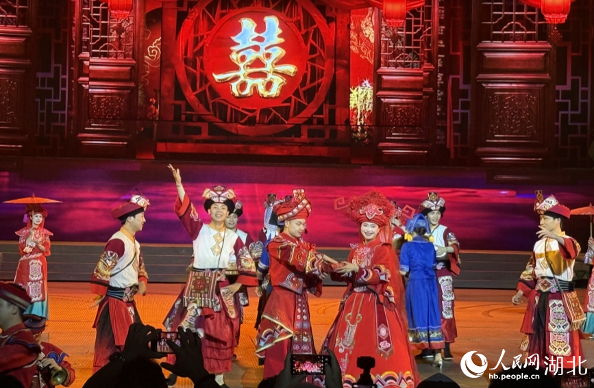 情景歌舞表演《西蘭卡普·情韻》。人民網(wǎng)記者 周恬攝