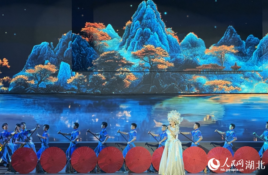 歌手正在演唱《龍船調(diào)》。人民網(wǎng)記者 周恬攝