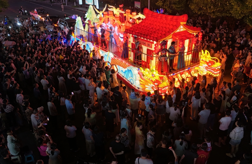 花車巡游引得市民圍觀。王勇超攝