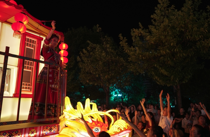 花車上的演職人員向市民拋香袋。寧瓊攝