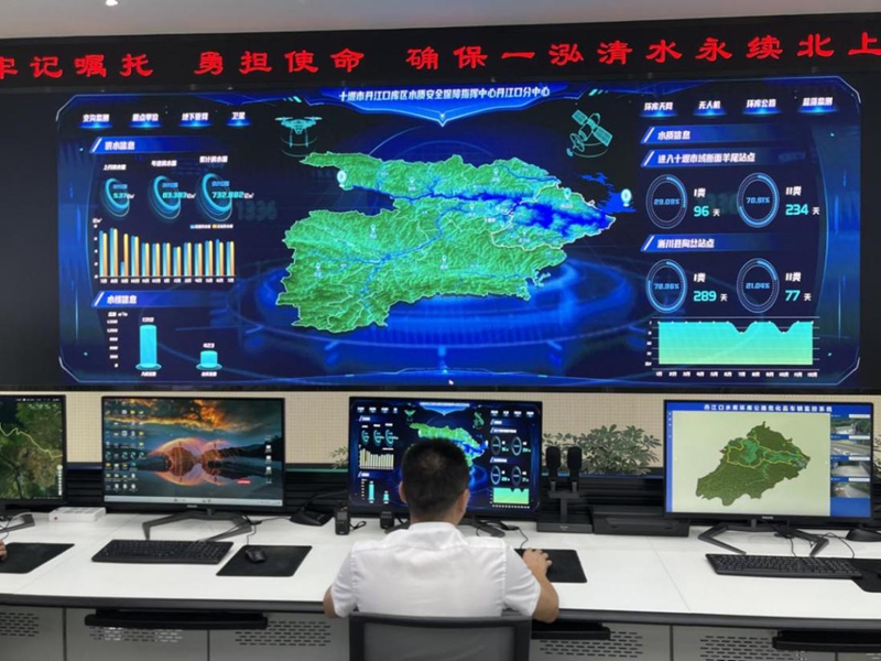 在湖北省丹江口市水質(zhì)安全保障指揮中心，工作人員正在監(jiān)測水質(zhì)情況。李洋攝