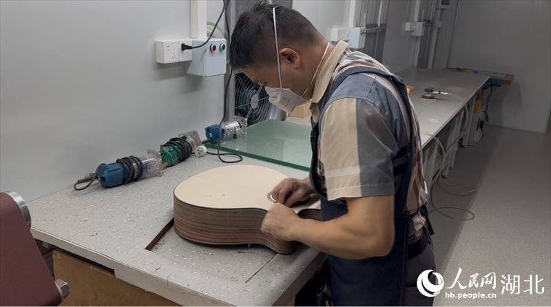 工匠正在制作吉他。人民網(wǎng)記者 張雋攝