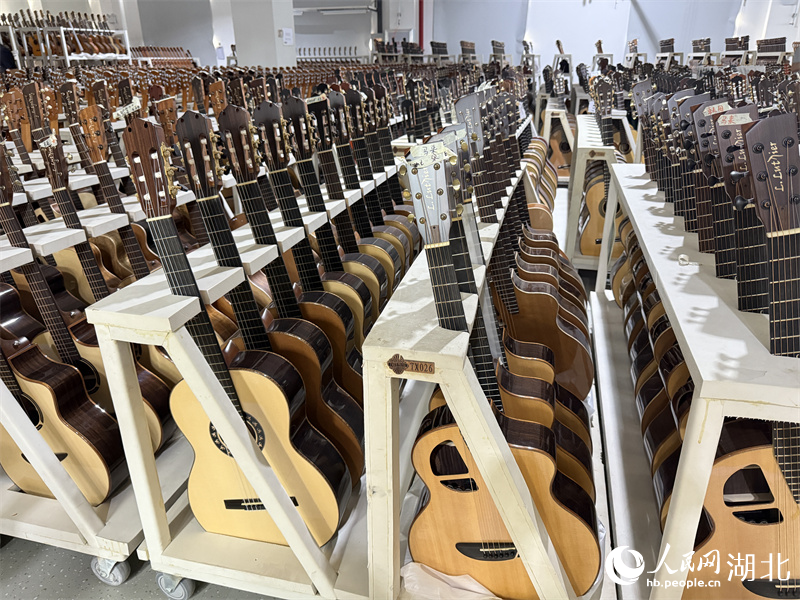 桐馨樂器生產(chǎn)的吉他。人民網(wǎng)記者 張雋攝
